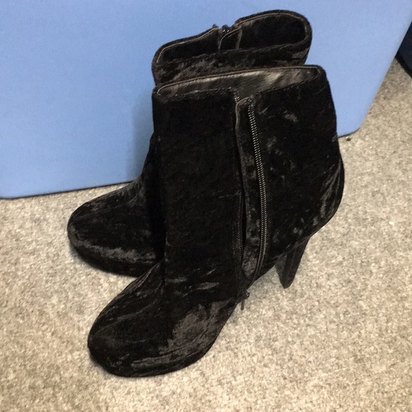 Shoedazzle Black Velvet Heeled Boots size 7.5 - Picture 1 of 7